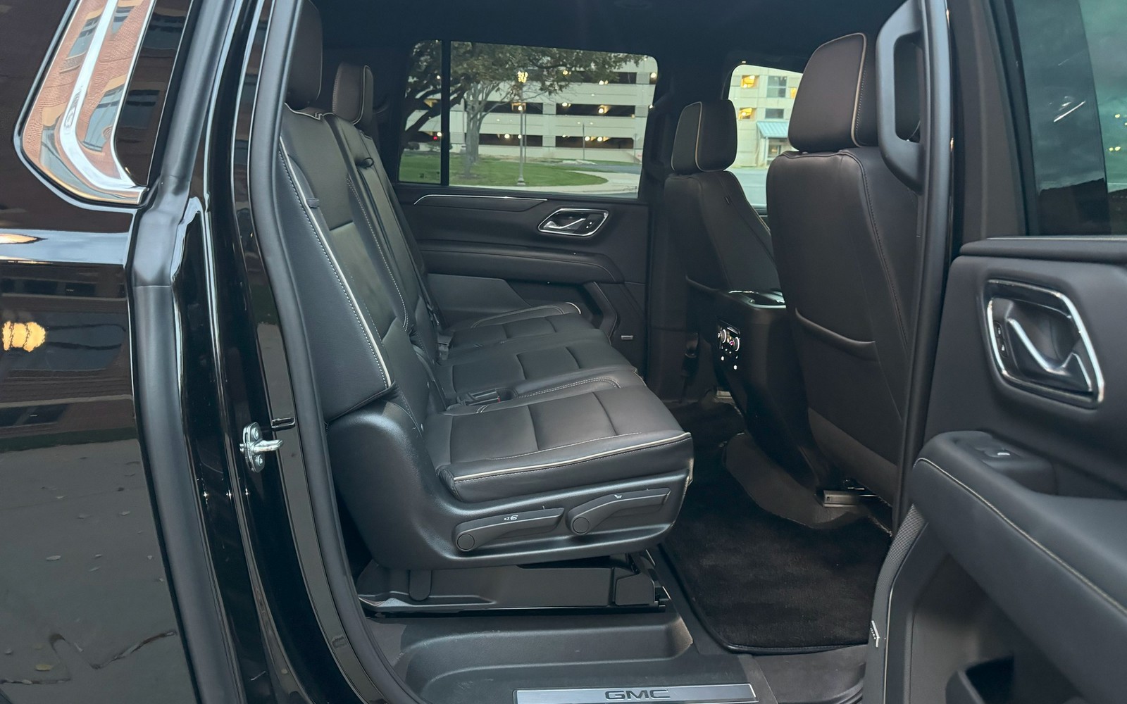 suv-Yukon Interior-1600x1000